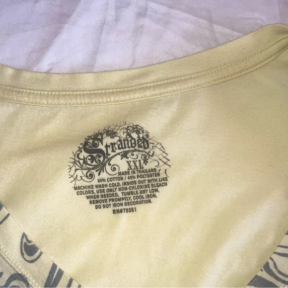 Stranded Y2k design shirt Womens Size: XXL V- Neck Graphic Tee Yellow/Grey - Picture 4 of 4
